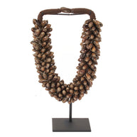 J84 Small Shell Necklace On Stand