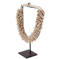 J81 Small Shell Necklace On Stand