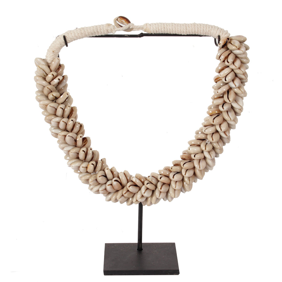 J81 Small Shell Necklace On Stand