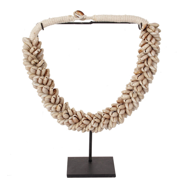 J81 Small Shell Necklace On Stand