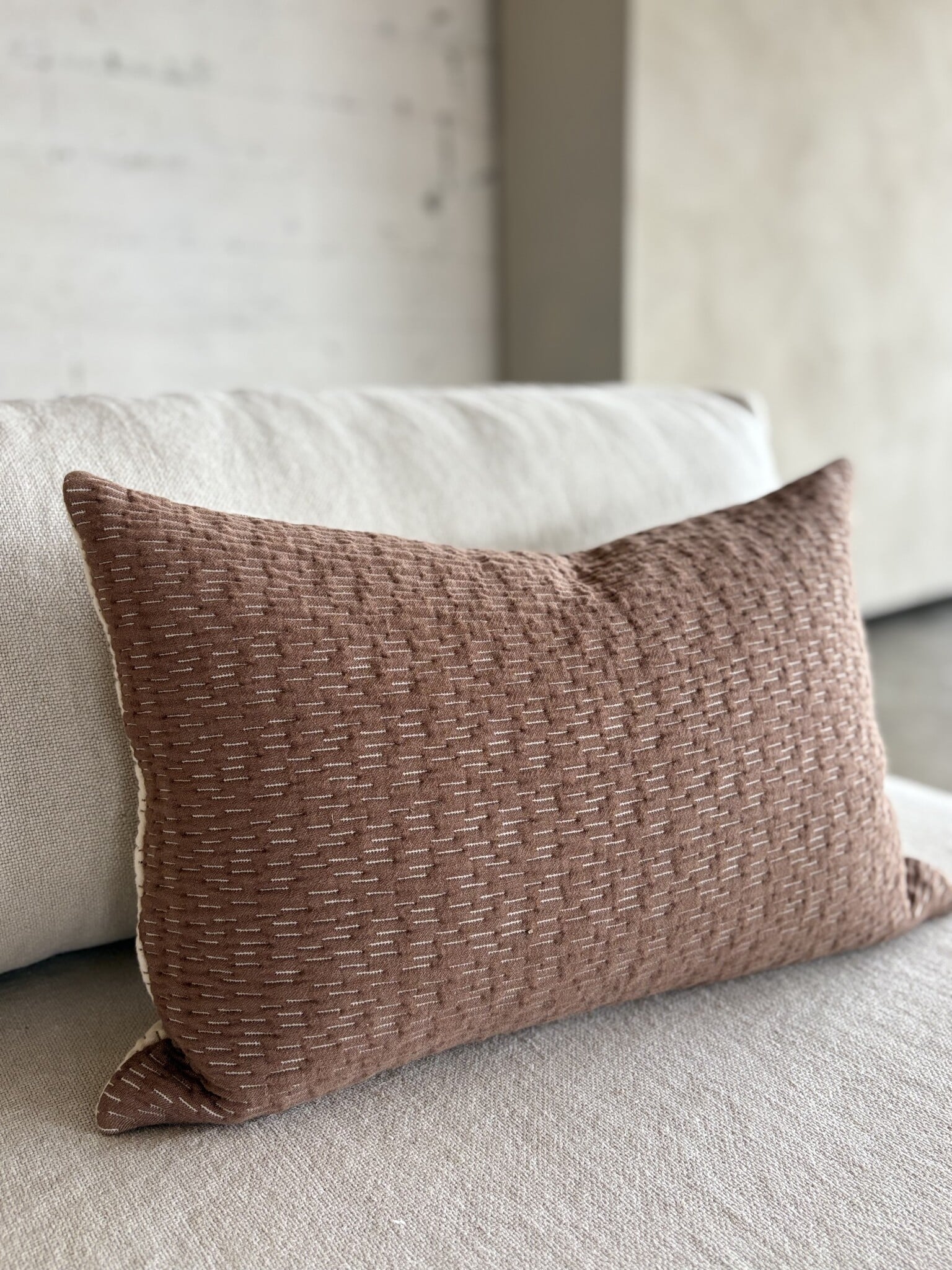 Tweekleurige zachte gequilte sierkussenhoes Olivia 60x40 cm bruin-ecru