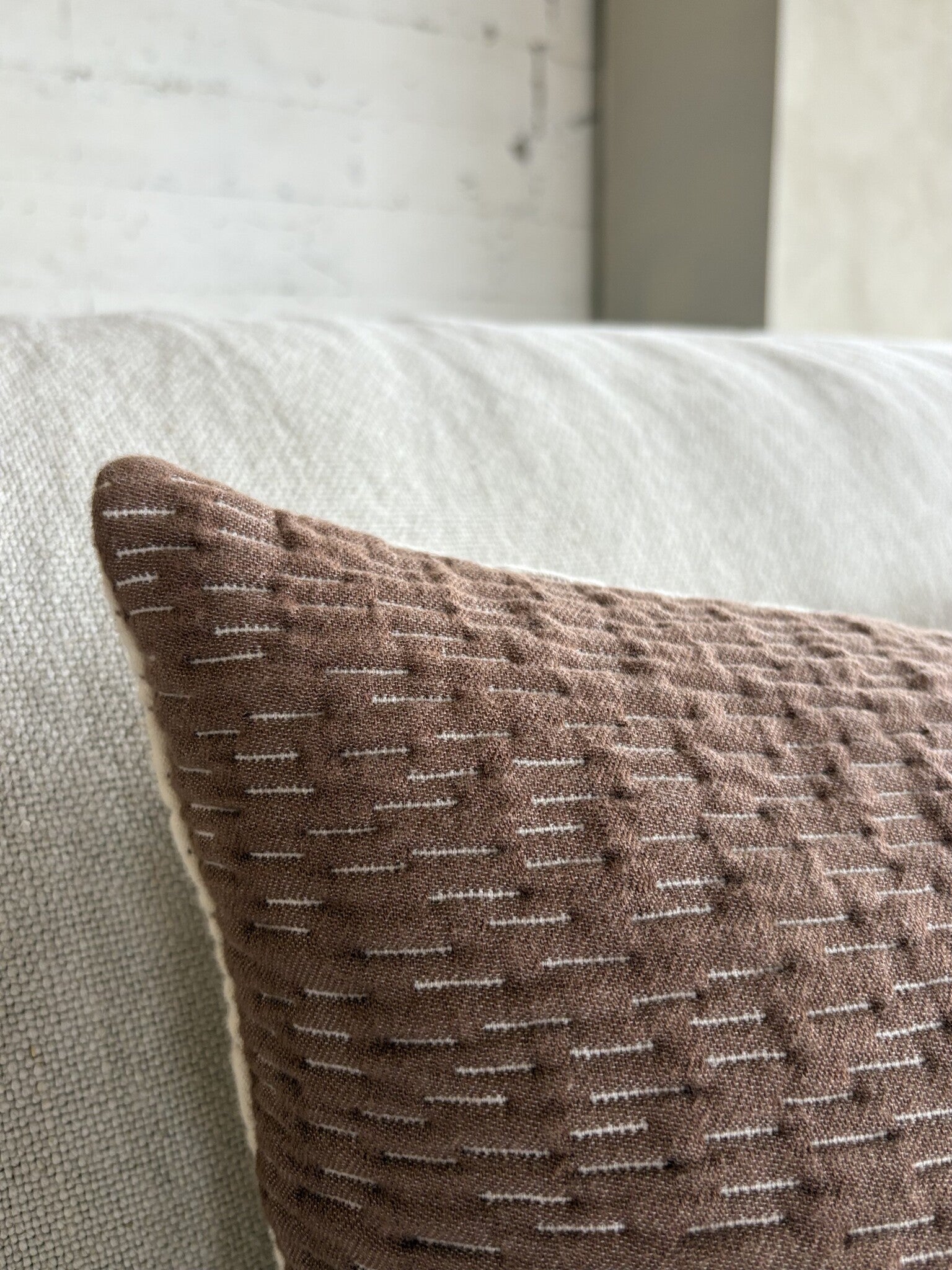 Tweekleurige zachte gequilte sierkussenhoes Olivia 60x40 cm bruin-ecru