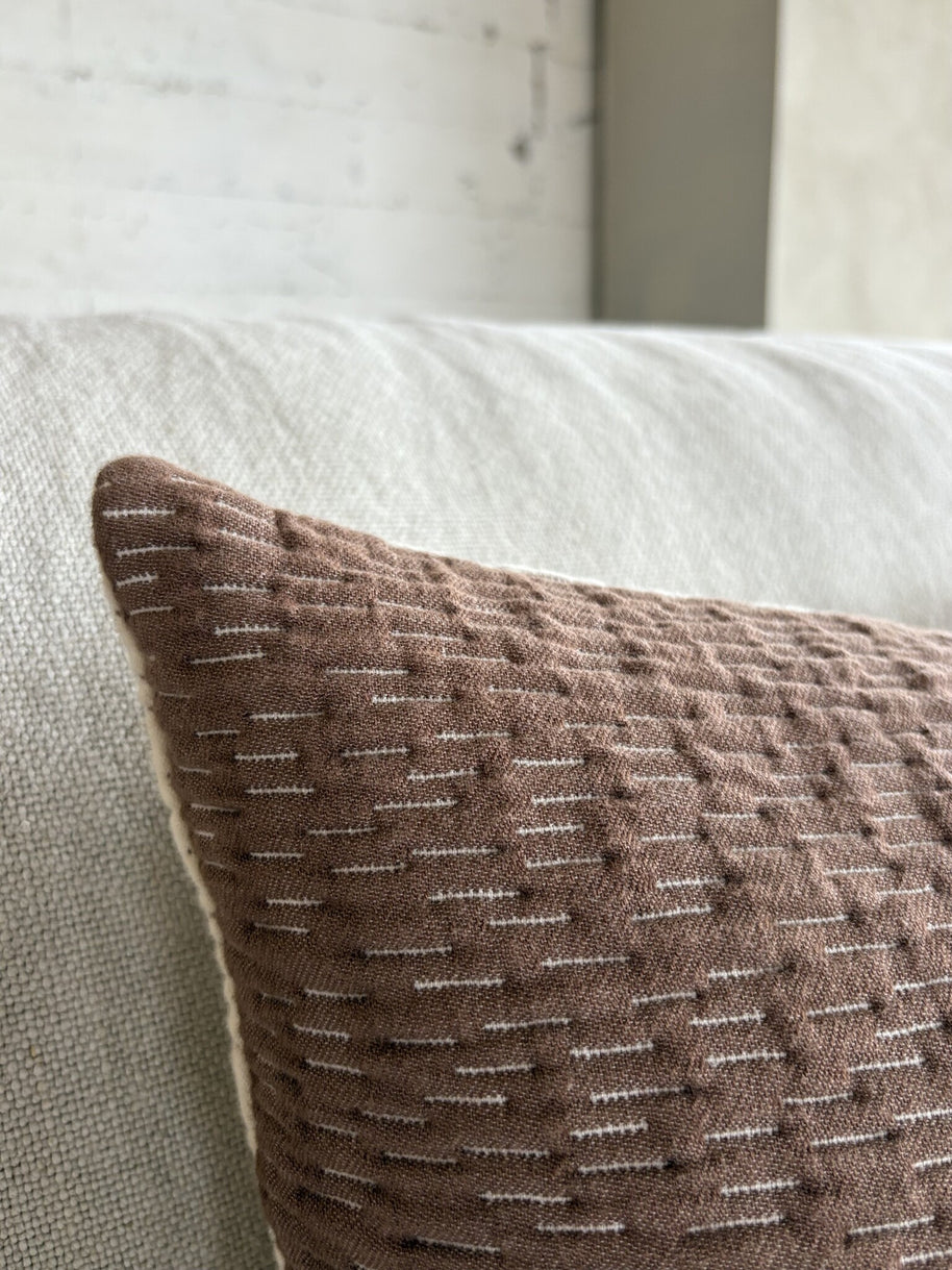 Tweekleurige zachte gequilte sierkussenhoes Olivia 60x40 cm bruin-ecru