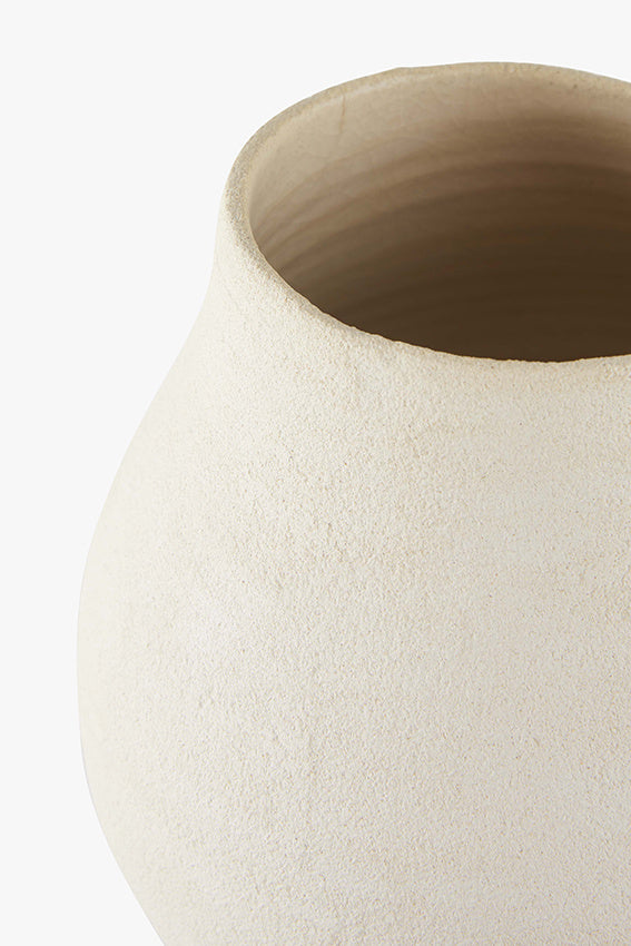 Handgemaakte aardewerken vaas Cleo mat ecru 16 x 17 cm