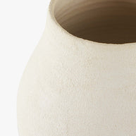 Handgemaakte aardewerken vaas Cleo mat ecru 16 x 17 cm