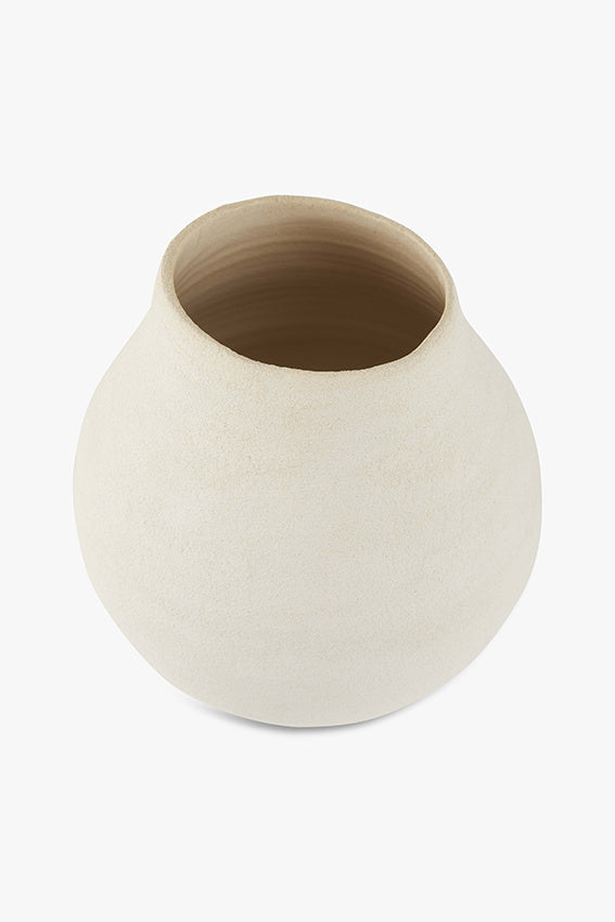 Handgemaakte aardewerken vaas Cleo mat ecru 16 x 17 cm