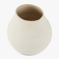Handgemaakte aardewerken vaas Cleo mat ecru 16 x 17 cm