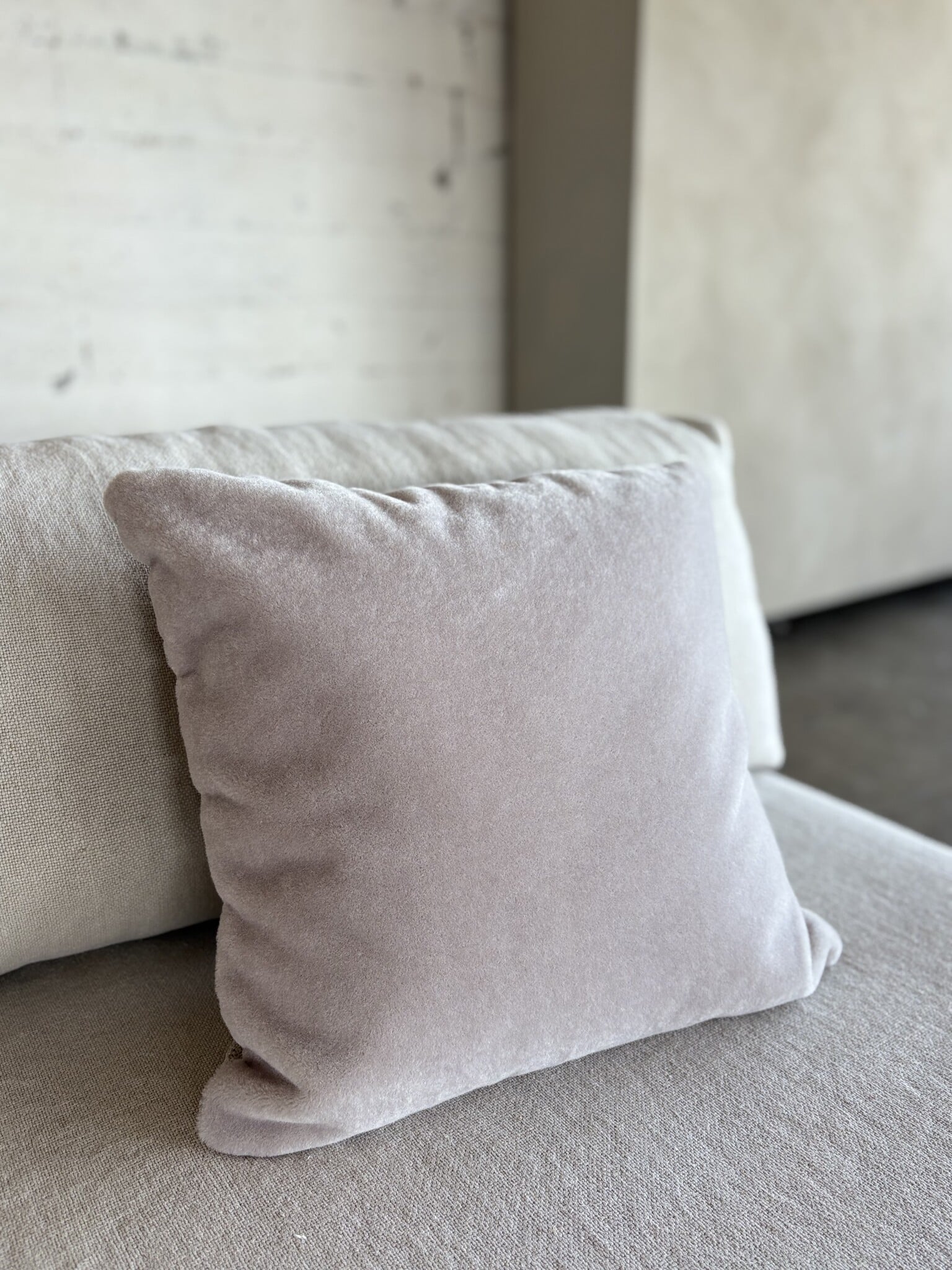 Luxe mohair sierkussenhoes Amy mistgrijs 50x50 cm