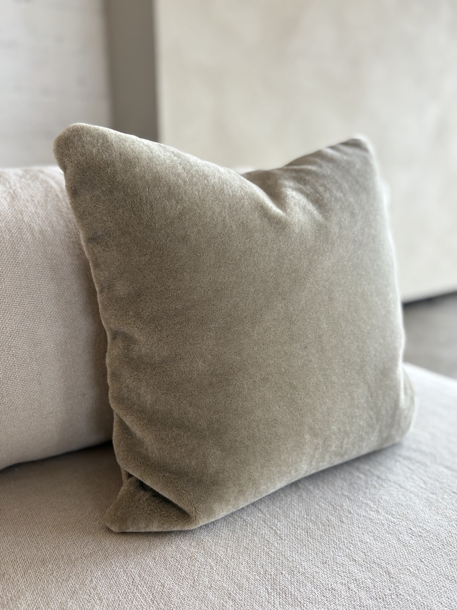 Luxe mohair sierkussenhoes Amy saliegroen 50x50 cm