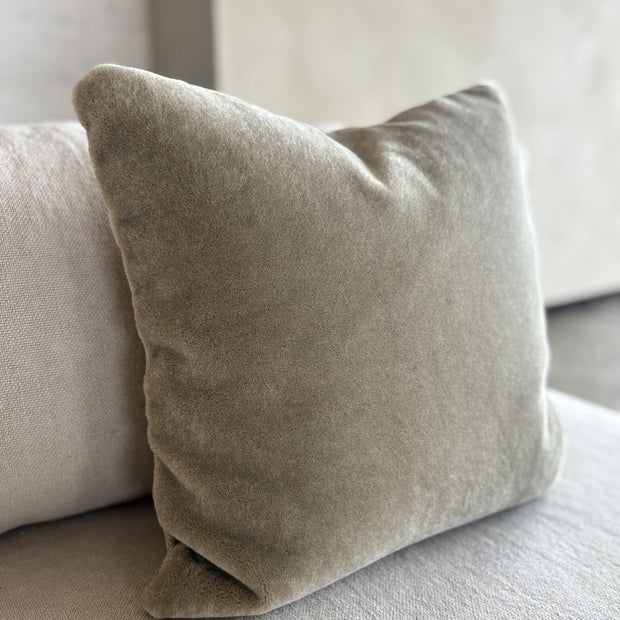 Luxe mohair sierkussenhoes Amy saliegroen 50x50 cm