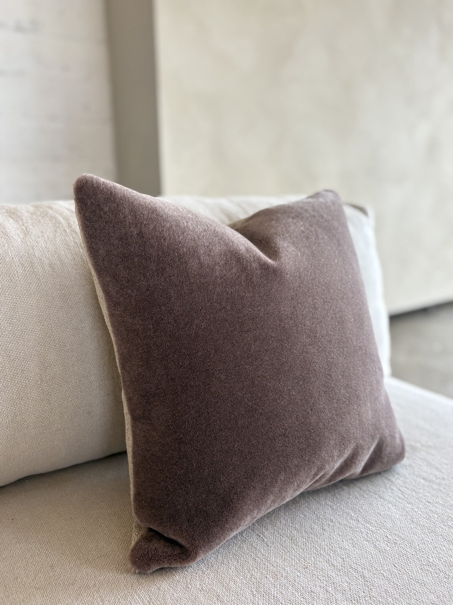 Luxe mohair sierkussenhoes Amy aubergine 50x50 cm