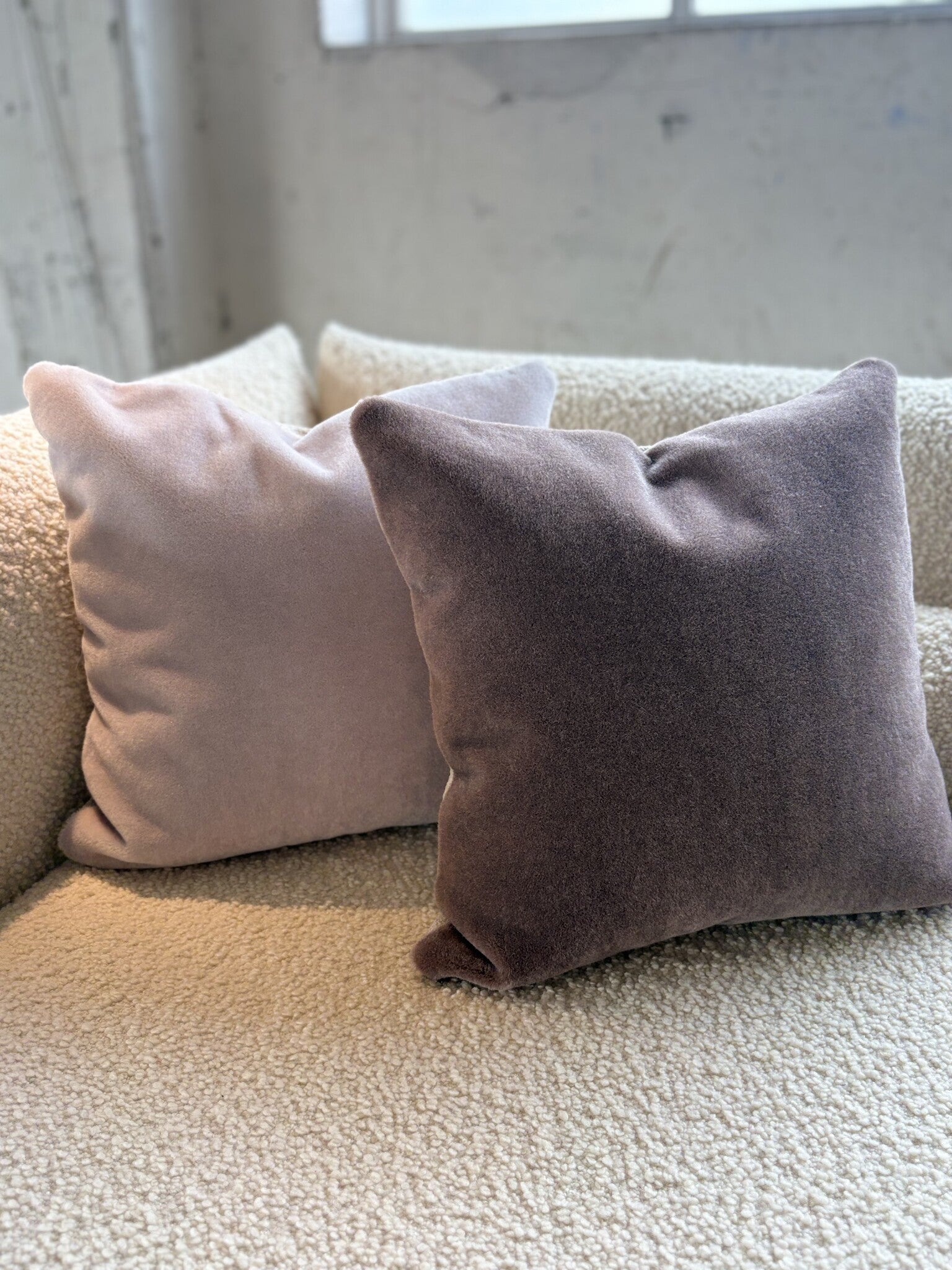 Luxe mohair sierkussenhoes Amy aubergine 50x50 cm