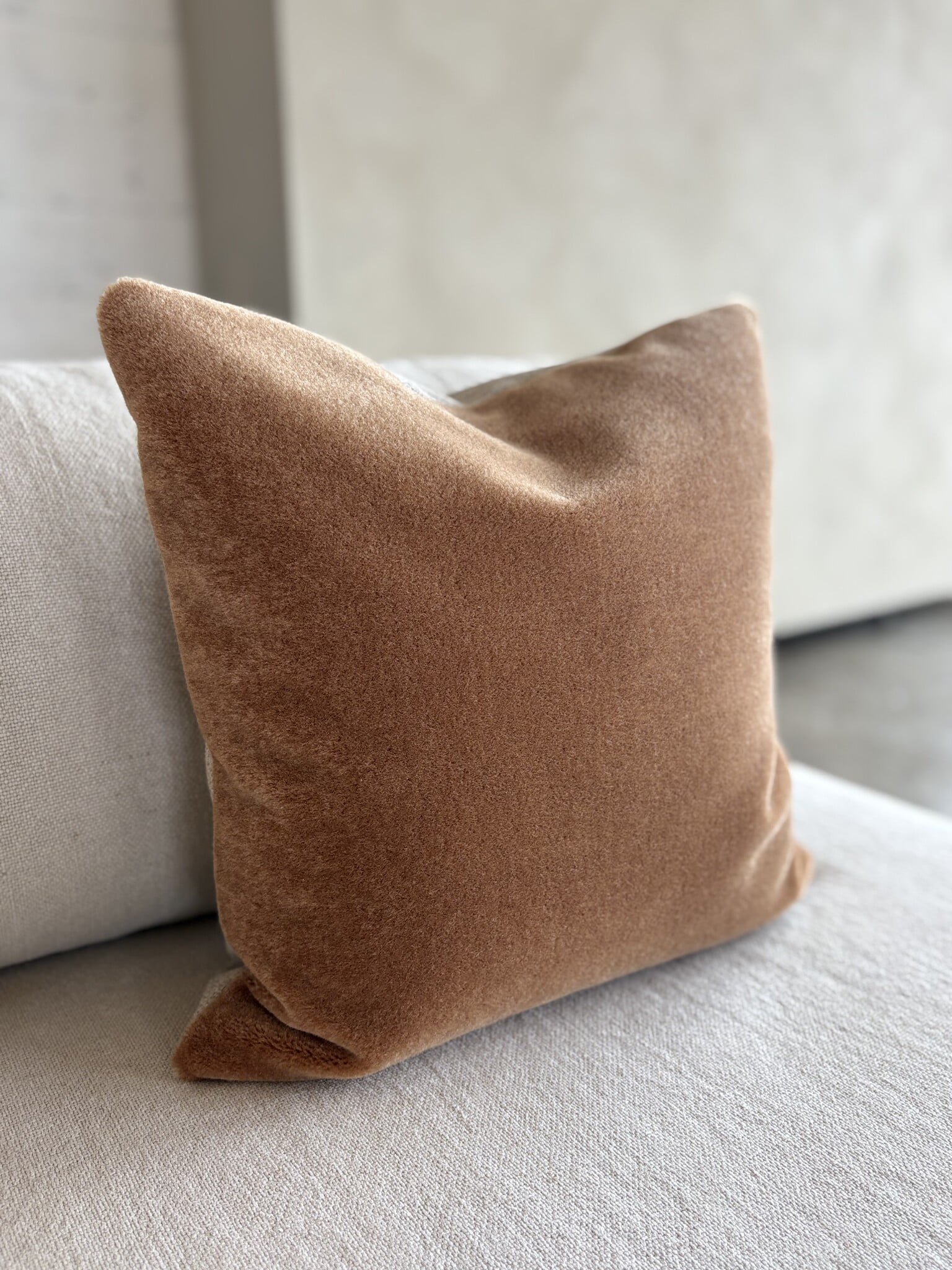 Luxe mohair sierkussenhoes Amy caramel 50x50 cm
