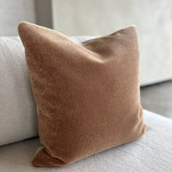 Luxe mohair sierkussenhoes Amy caramel 50x50 cm