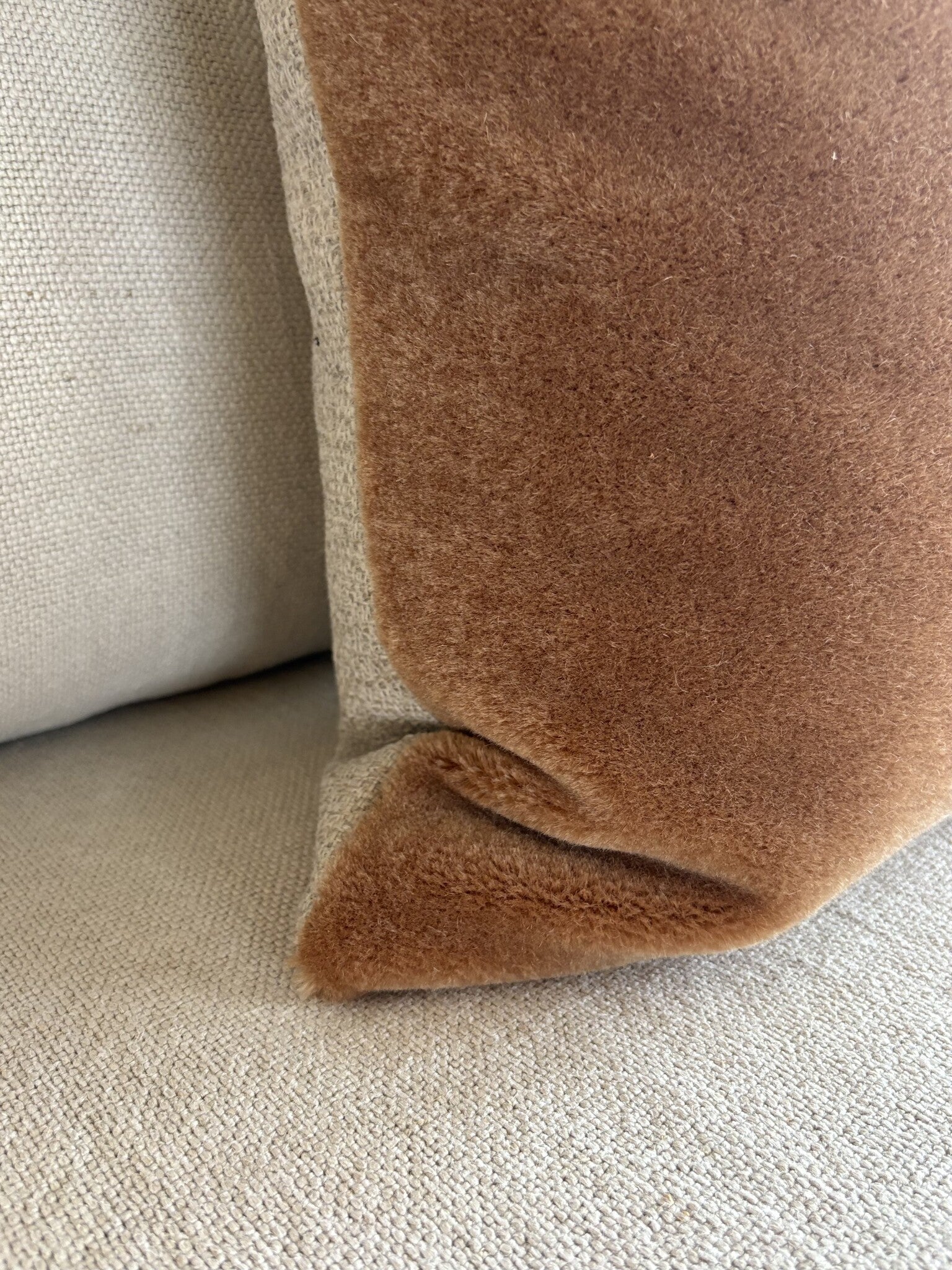 Luxe mohair sierkussenhoes Amy caramel 50x50 cm