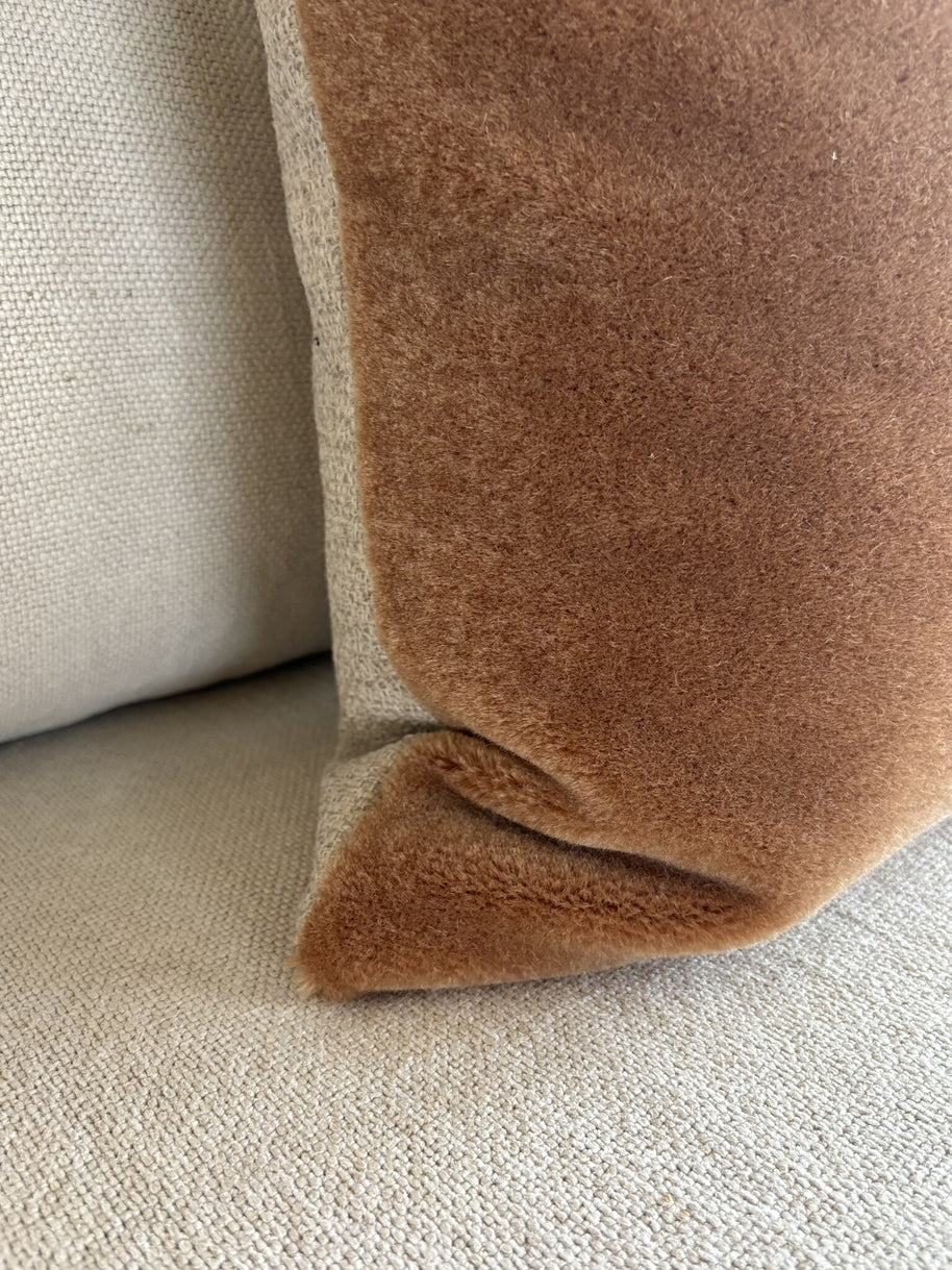 Luxe mohair sierkussenhoes Amy caramel 50x50 cm