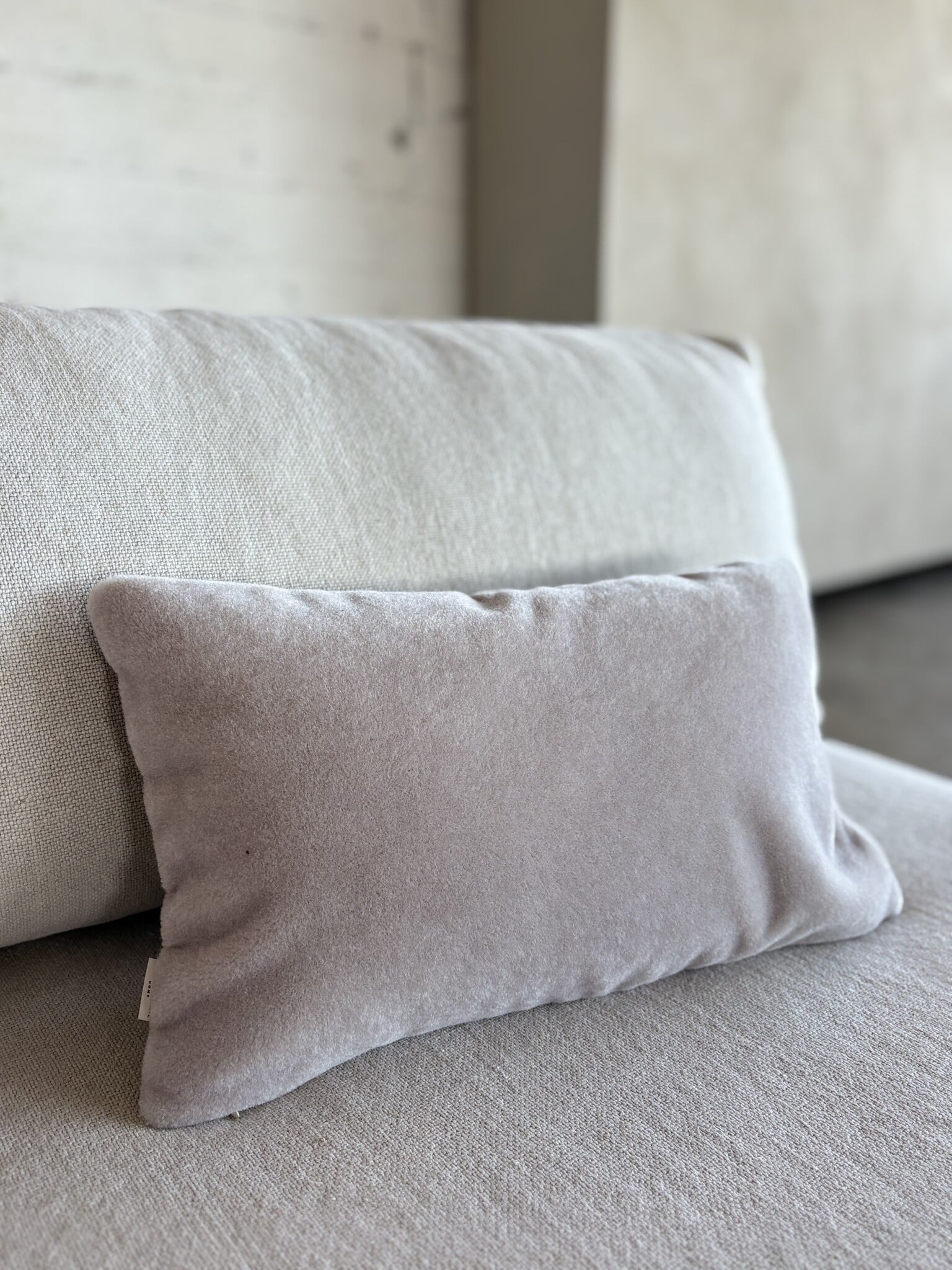 Luxe mohair sierkussenhoes Amy mistgrijs 50x30 cm