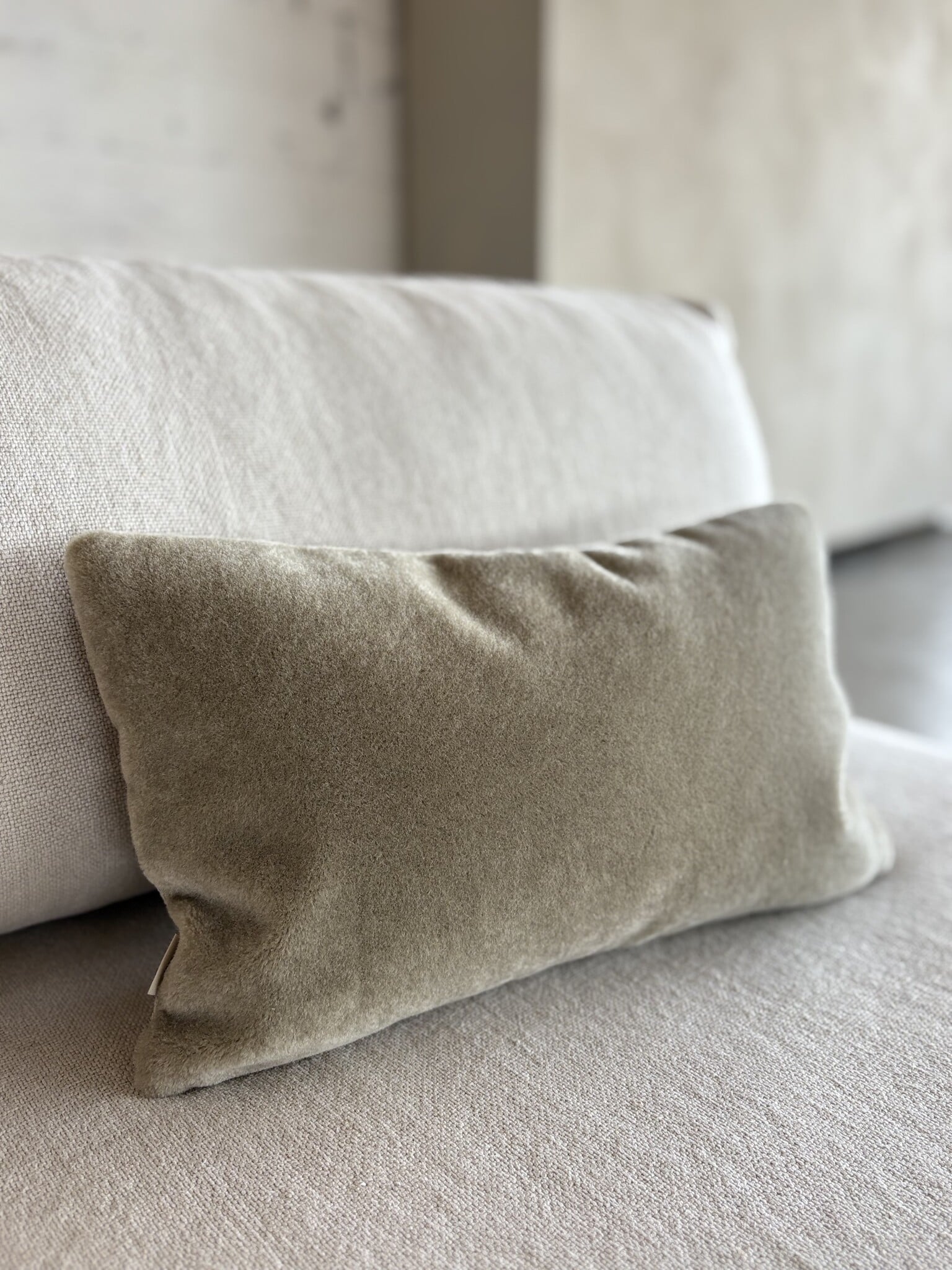 Luxe mohair sierkussenhoes Amy saliegroen 50x30 cm
