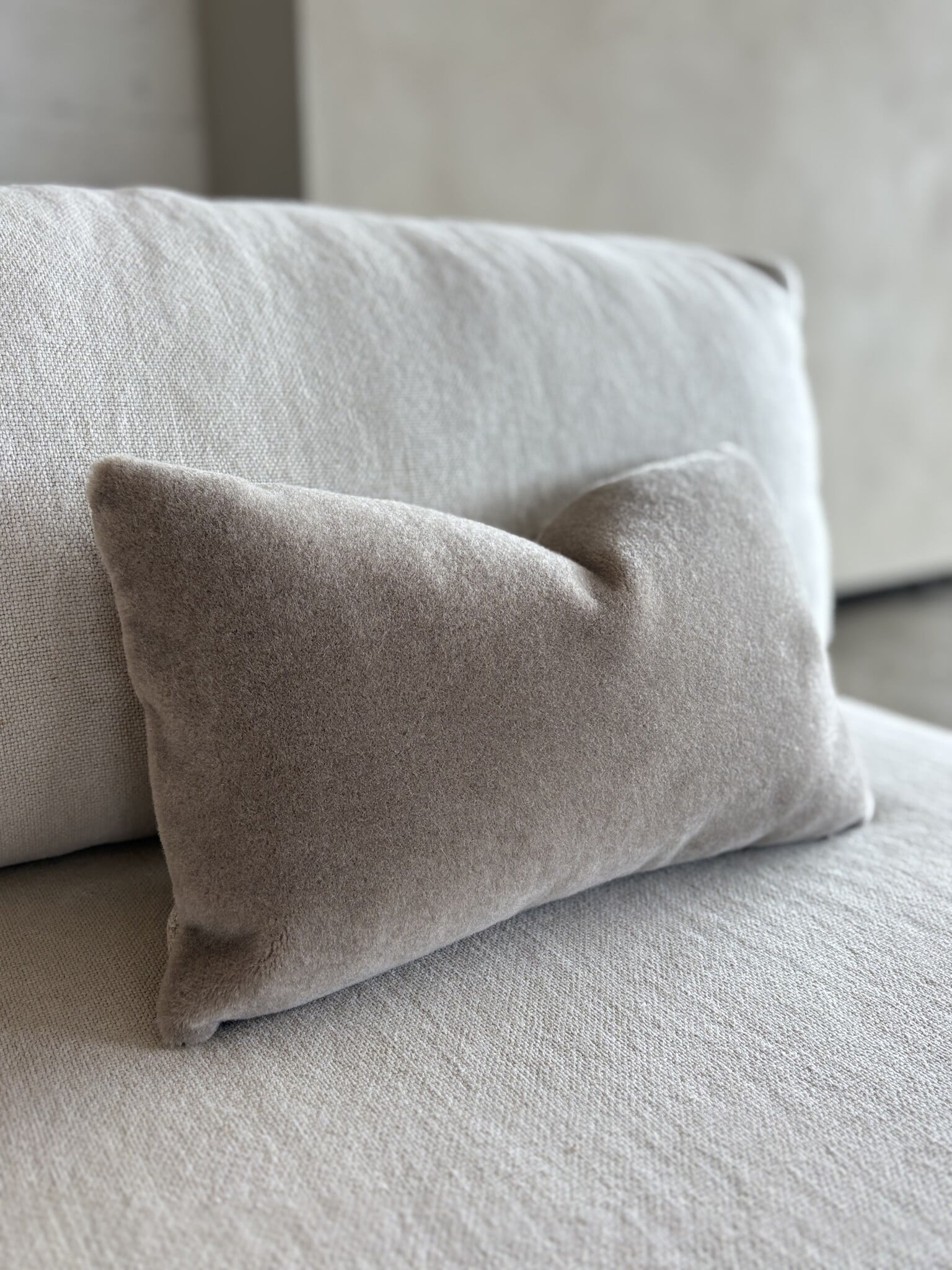 Luxe mohair sierkussenhoes Amy taupe 50x30 cm
