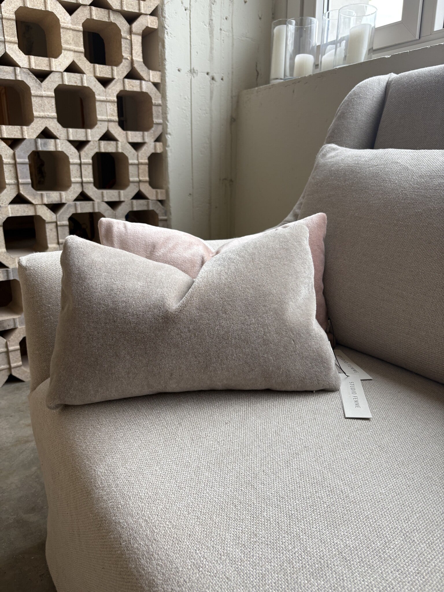 Luxe mohair sierkussenhoes Amy taupe 50x30 cm