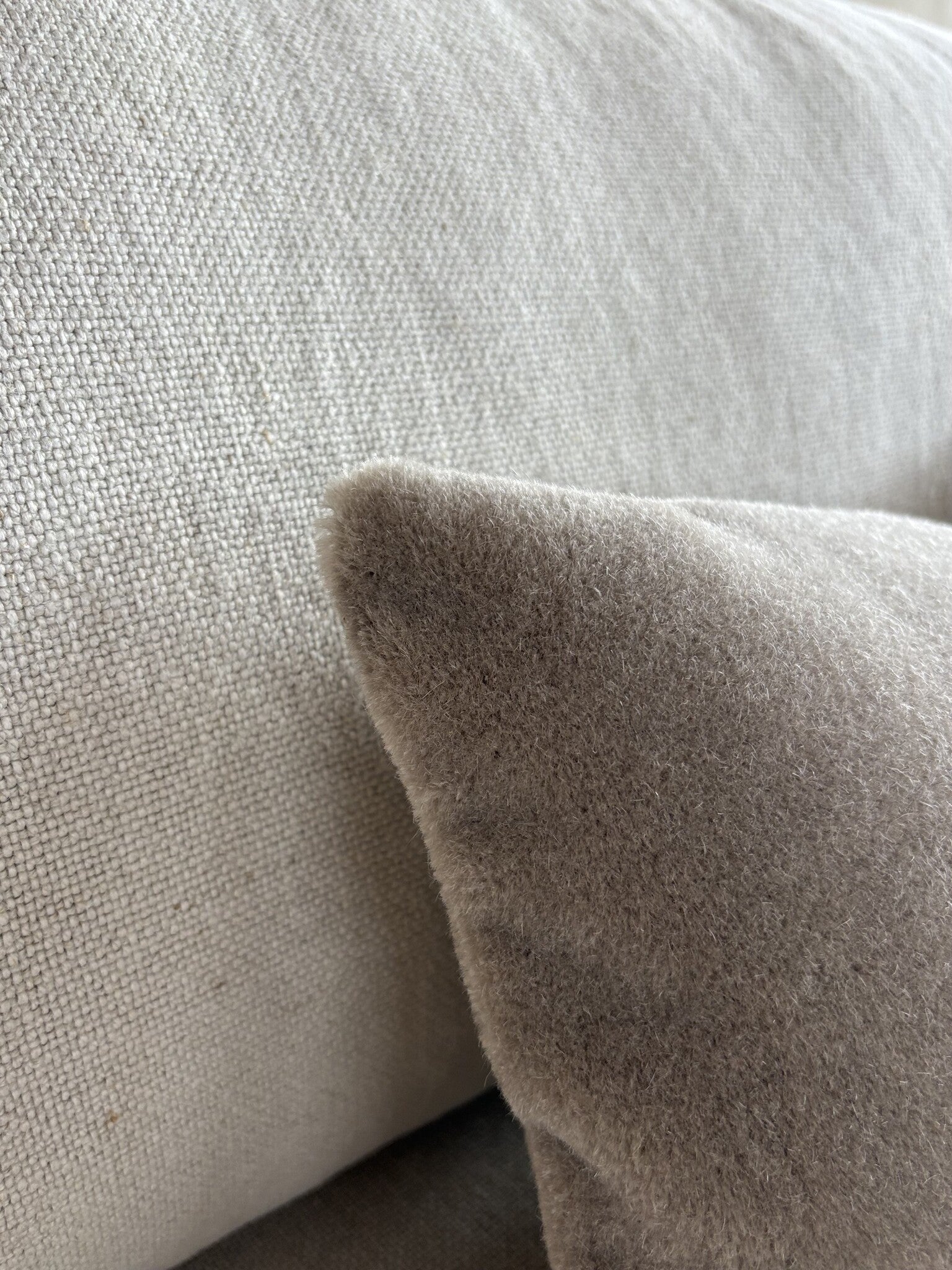 Luxe mohair sierkussenhoes Amy taupe 50x30 cm