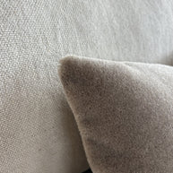 Luxe mohair sierkussenhoes Amy taupe 50x30 cm