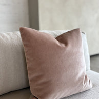 Satijn-mohair sierkussenhoes Sara blush 50 x 50 cm