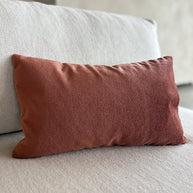 Satijnmohair sierkussenhoes Sara terra 50x30 cm