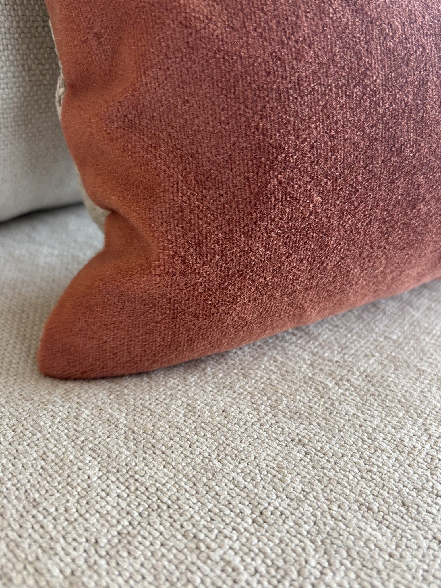 Satijnmohair sierkussenhoes Sara terra 50x30 cm