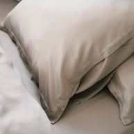 Coco & Cici - TENCEL - Satijn Kussensloop Taupe - 1 kussensloop 50x75