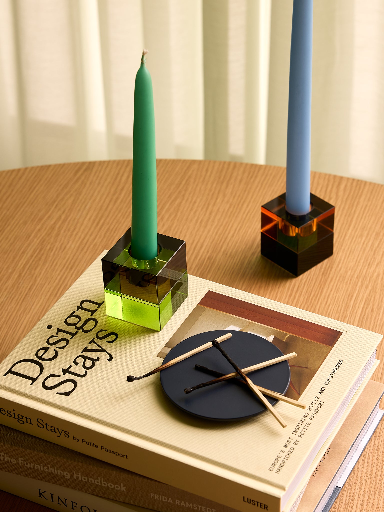 Blokvormige kandelaars groen/blauw & oranje/groen (set van 2)