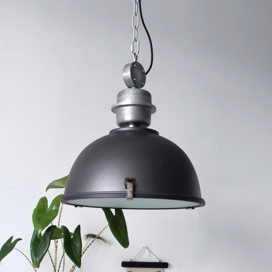 Hanglamp Bikkel 7586ZW zwarte industriële stalen lamp