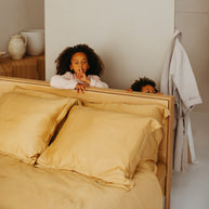 Coco & Cici - Bamboe kussensloop 60 x 50 cm - kussenhoes - okergeel - 100% eco bamboe - volant 2 cm - 1 stuk