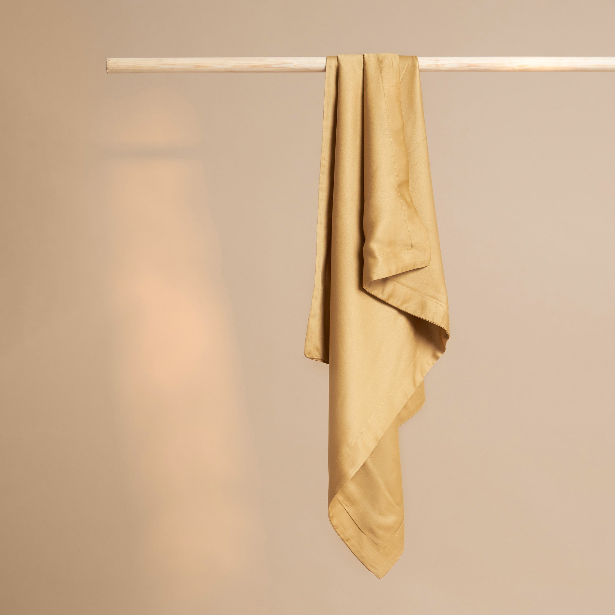 Coco & Cici - Bamboe kussensloop 75 x 50 cm - Kussenhoes - Okergeel - 100% eco-bamboe - Volant 2 cm - 1 stuk