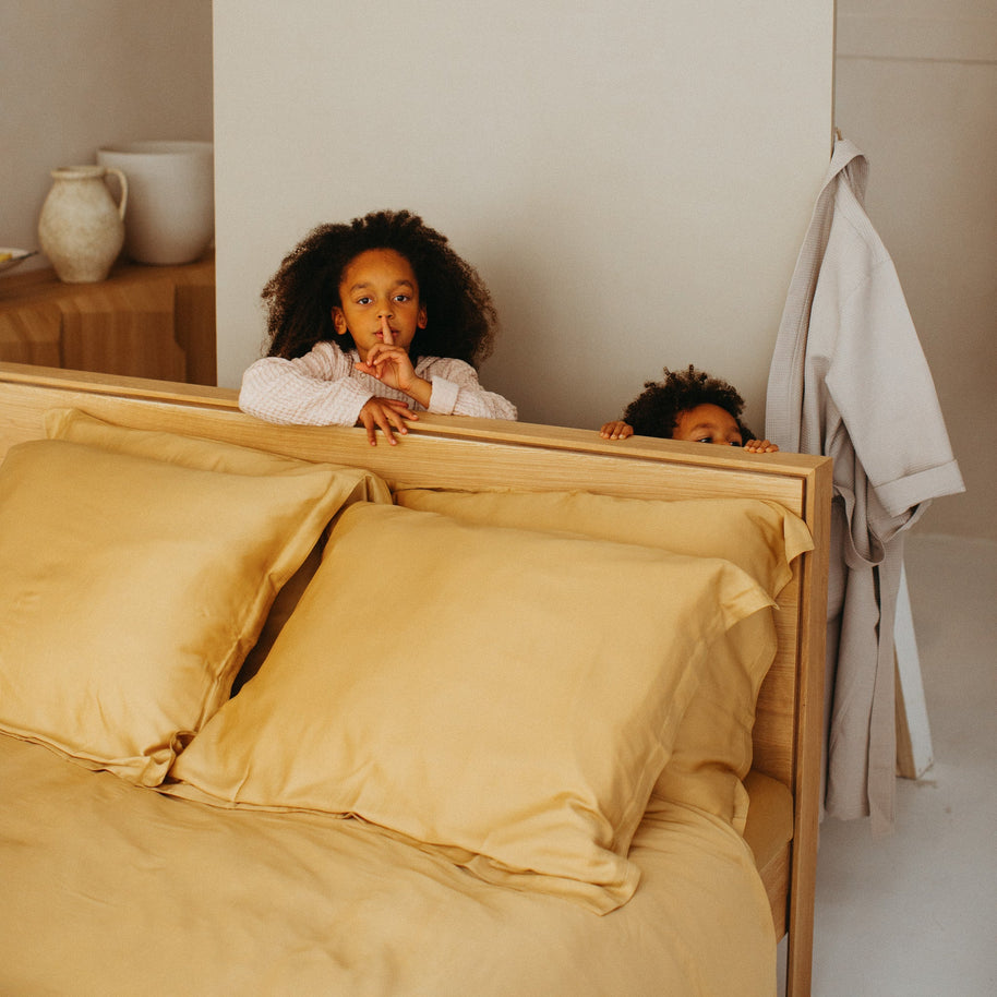 Coco & Cici - bamboe kussensloop 70 x 60 cm - kussenhoes - okergeel - 100% eco-bamboe - volant 2 cm - 1 stuk