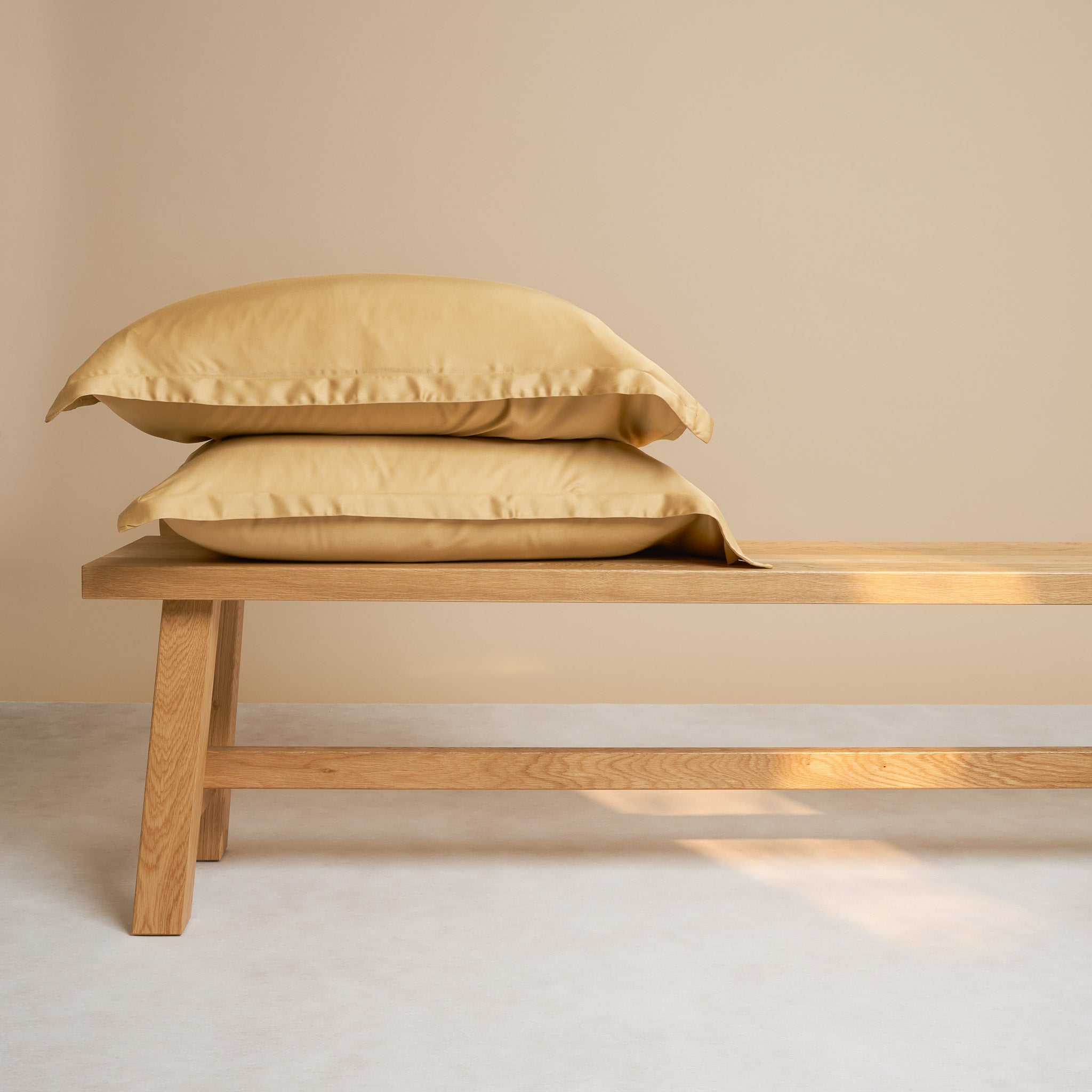 Coco & Cici - Bamboe Kussensloop 65 x 65 cm - Kussenhoes - Okergeel - 100% Eco Bamboe - Volant 2 cm - 1 stuk