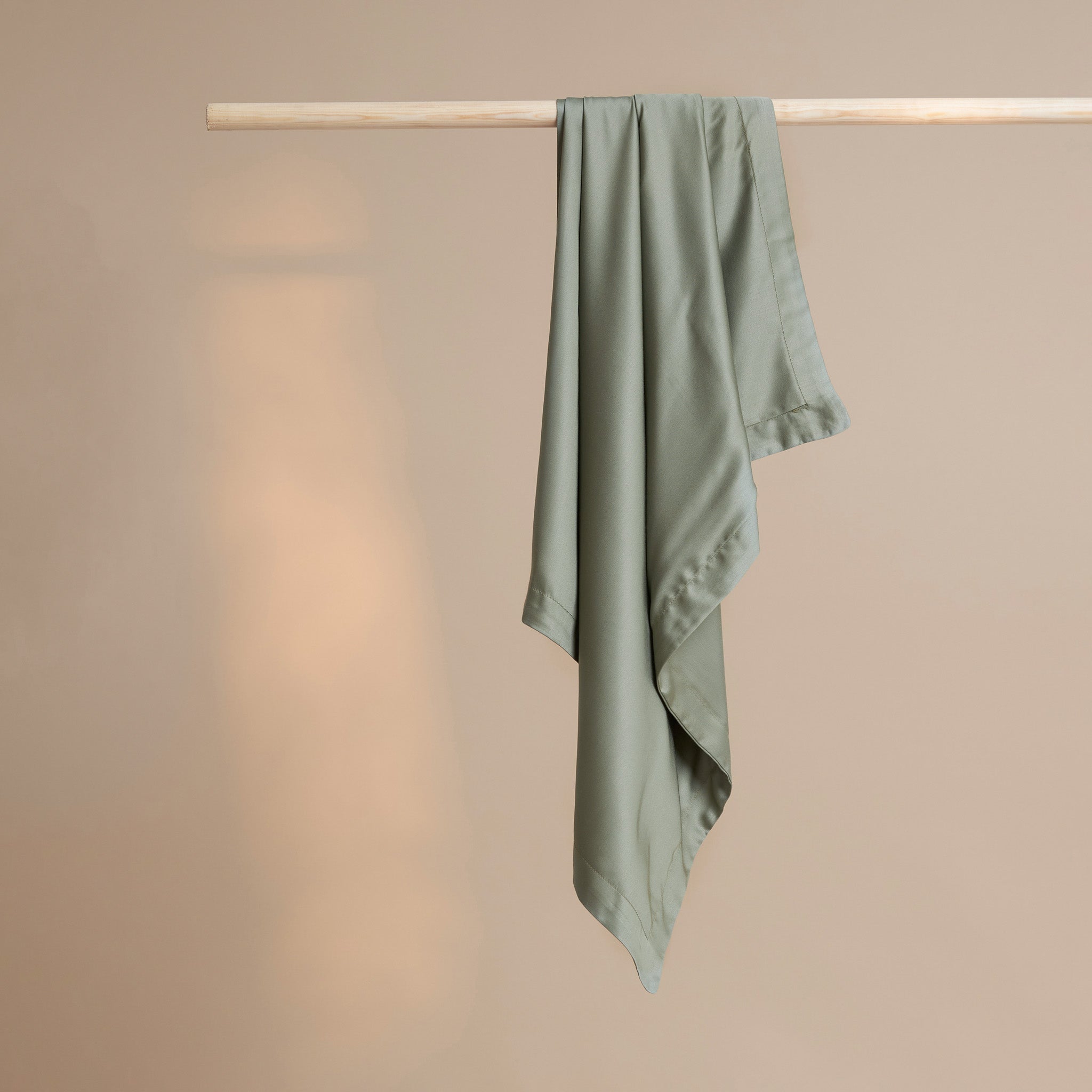 Coco & Cici - Bamboe kussensloop 80 x 80 cm - kussenhoes - olijfgroen - 100% ecologisch bamboe - volant 2 cm - 1 stuk