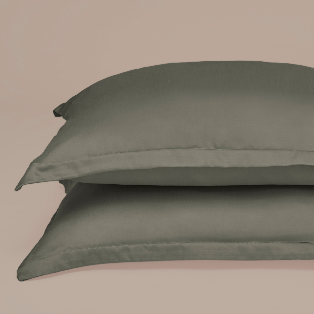 Coco & Cici - Bamboe kussensloop 80 x 80 cm - kussenhoes - olijfgroen - 100% ecologisch bamboe - volant 2 cm - 1 stuk