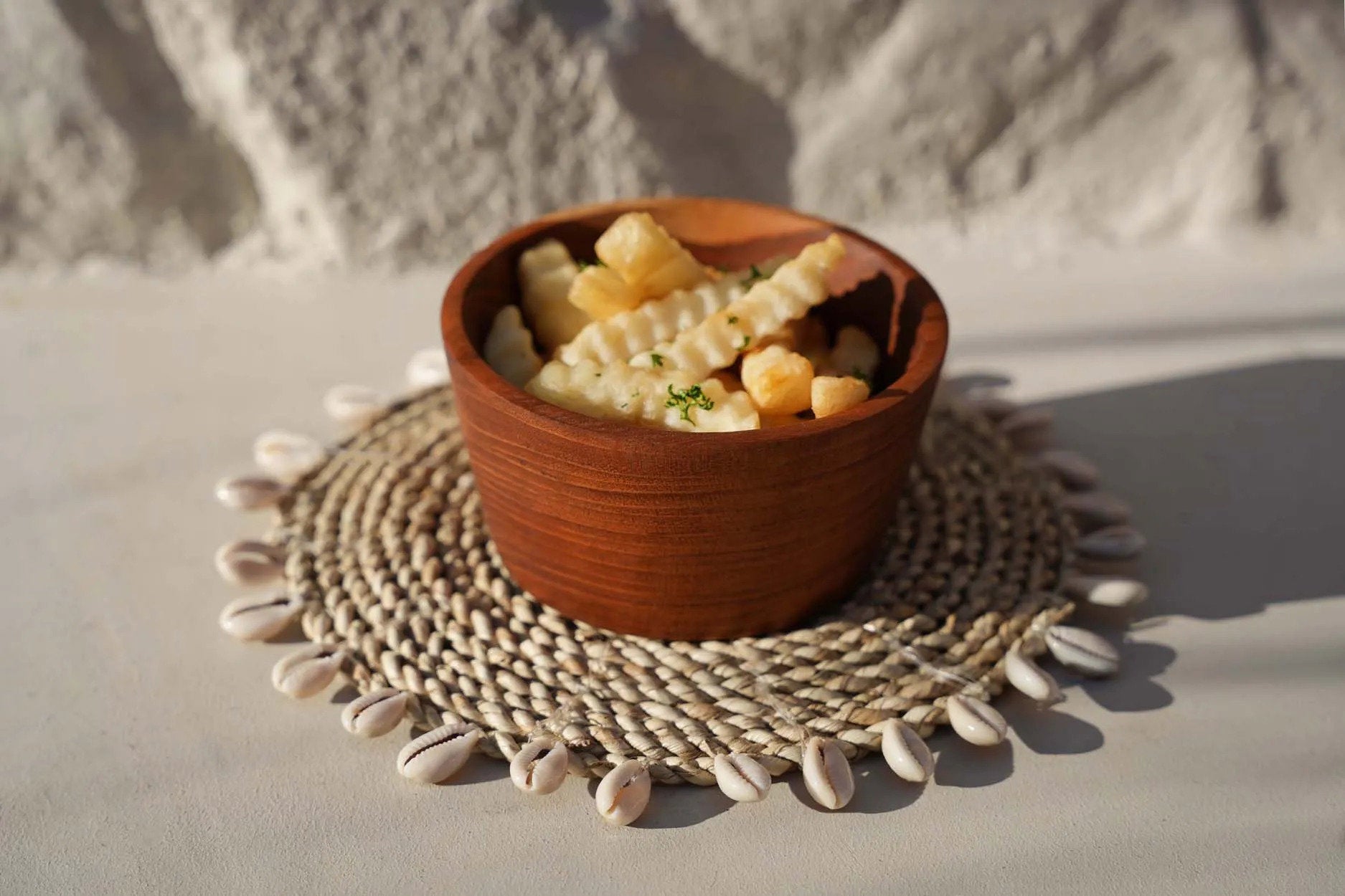 De raffia schelpvormige pannenonderzetter