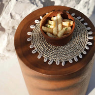 De raffia schelpvormige pannenonderzetter