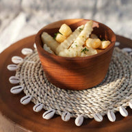 De raffia schelpvormige pannenonderzetter