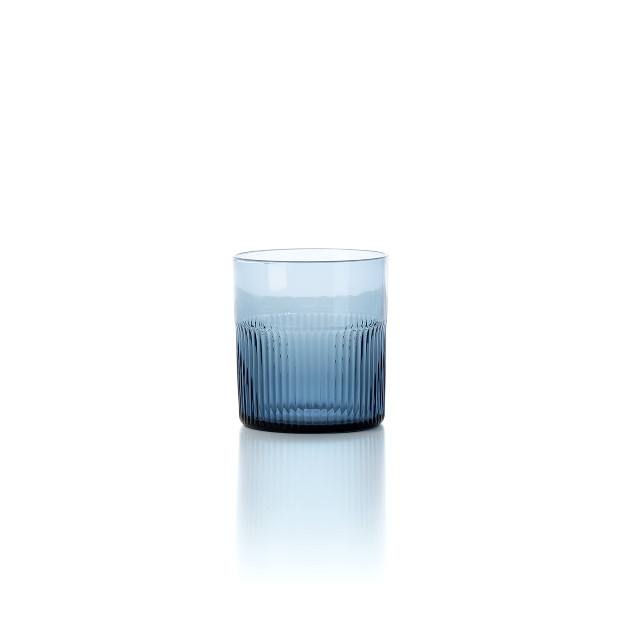 De azuurkleurige gegolfde lage tumbler - blauw