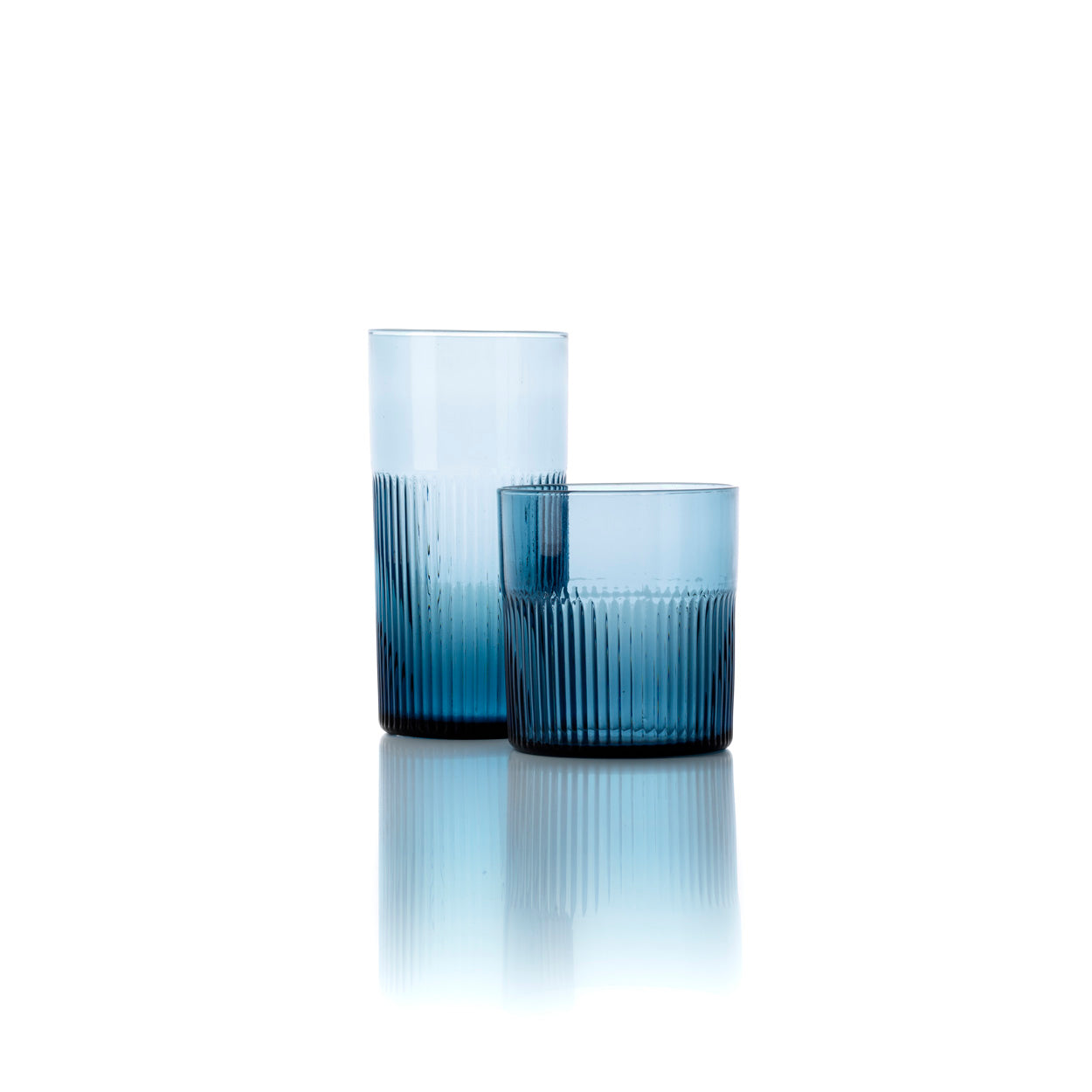 De azuurkleurige gegolfde lage tumbler - blauw