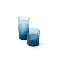 De azuurkleurige gegolfde lage tumbler - blauw