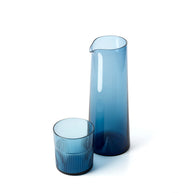 De azuurkleurige gegolfde lage tumbler - blauw