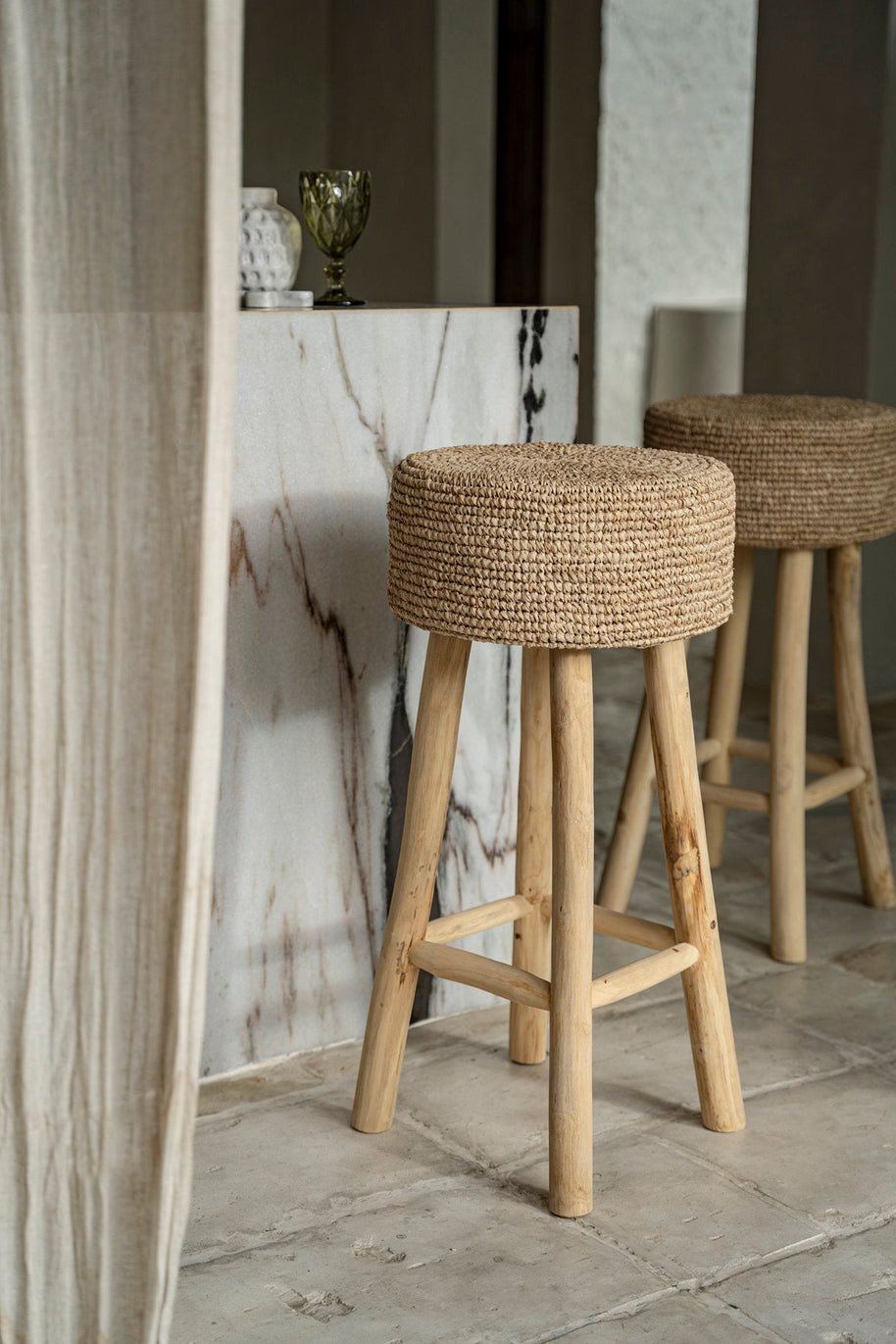 De raffia barstoel