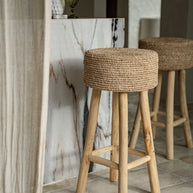 De raffia barstoel
