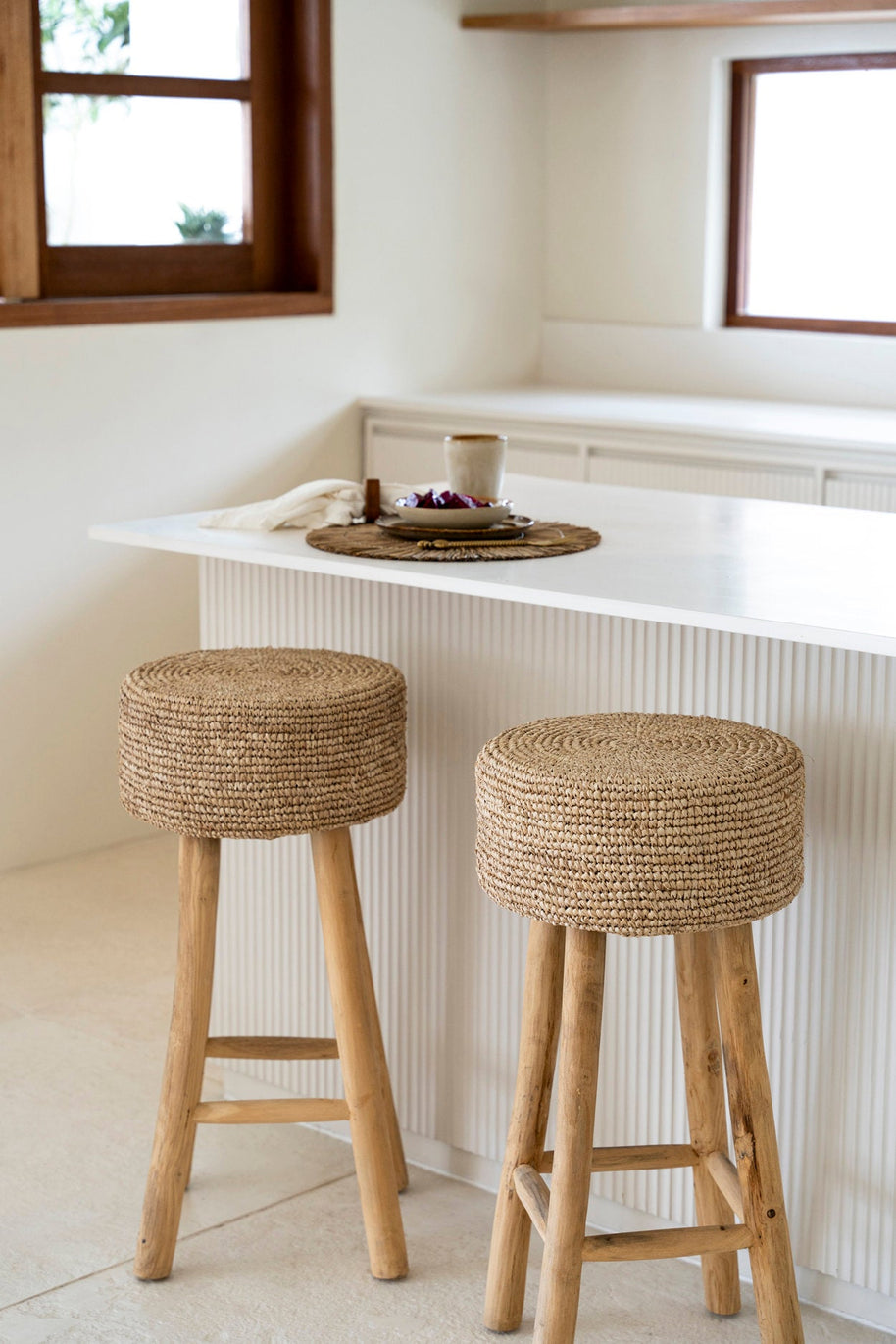 De raffia barstoel