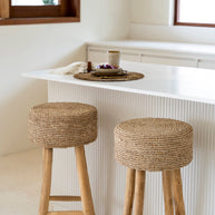 De raffia barstoel