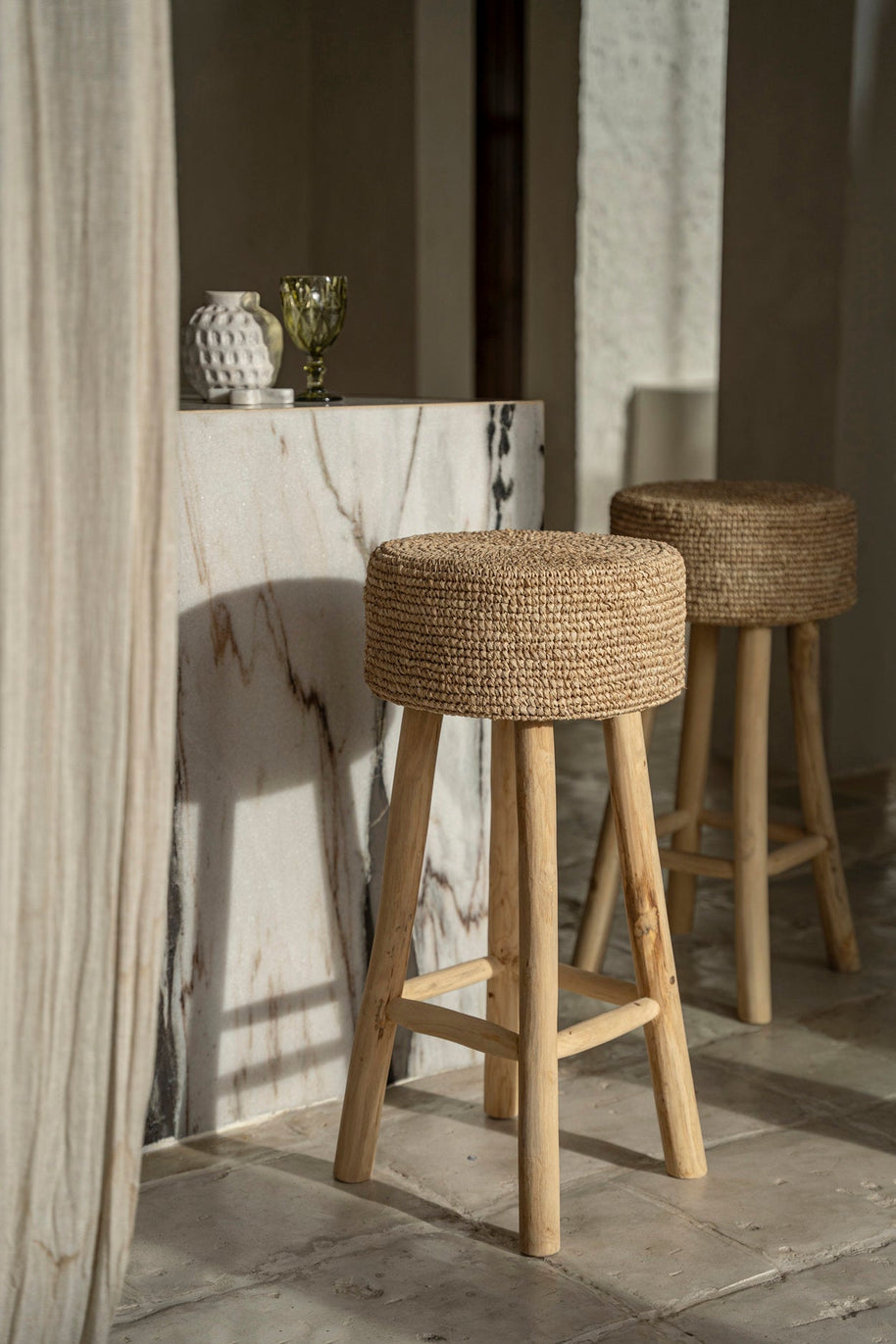 De raffia barstoel